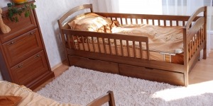 Ліжко одноярусне «Аріна» (з однією захисною перегородкою, без шухляд) - меблі з дерева в дитячу та спальню від фабрики Venger
